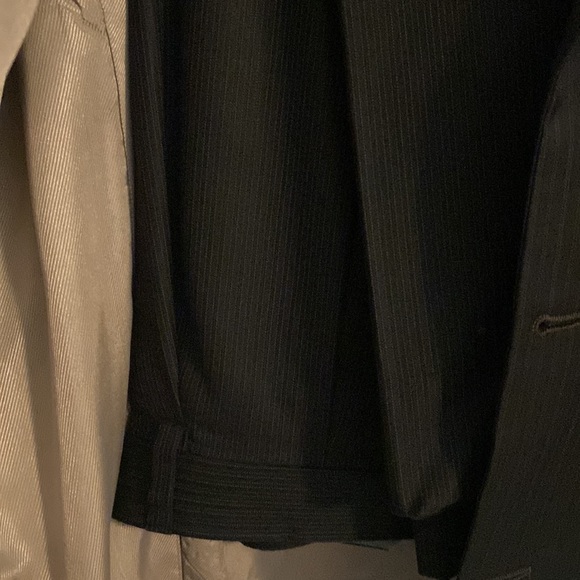 Hickey Freeman Grey 2 piece suit in great condition.  44 long and 36x 31 pant - Picture 6 of 7